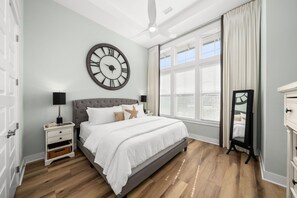 3 slaapkamers, een strijkplank/strijkijzer, reisbedje, gratis wifi
