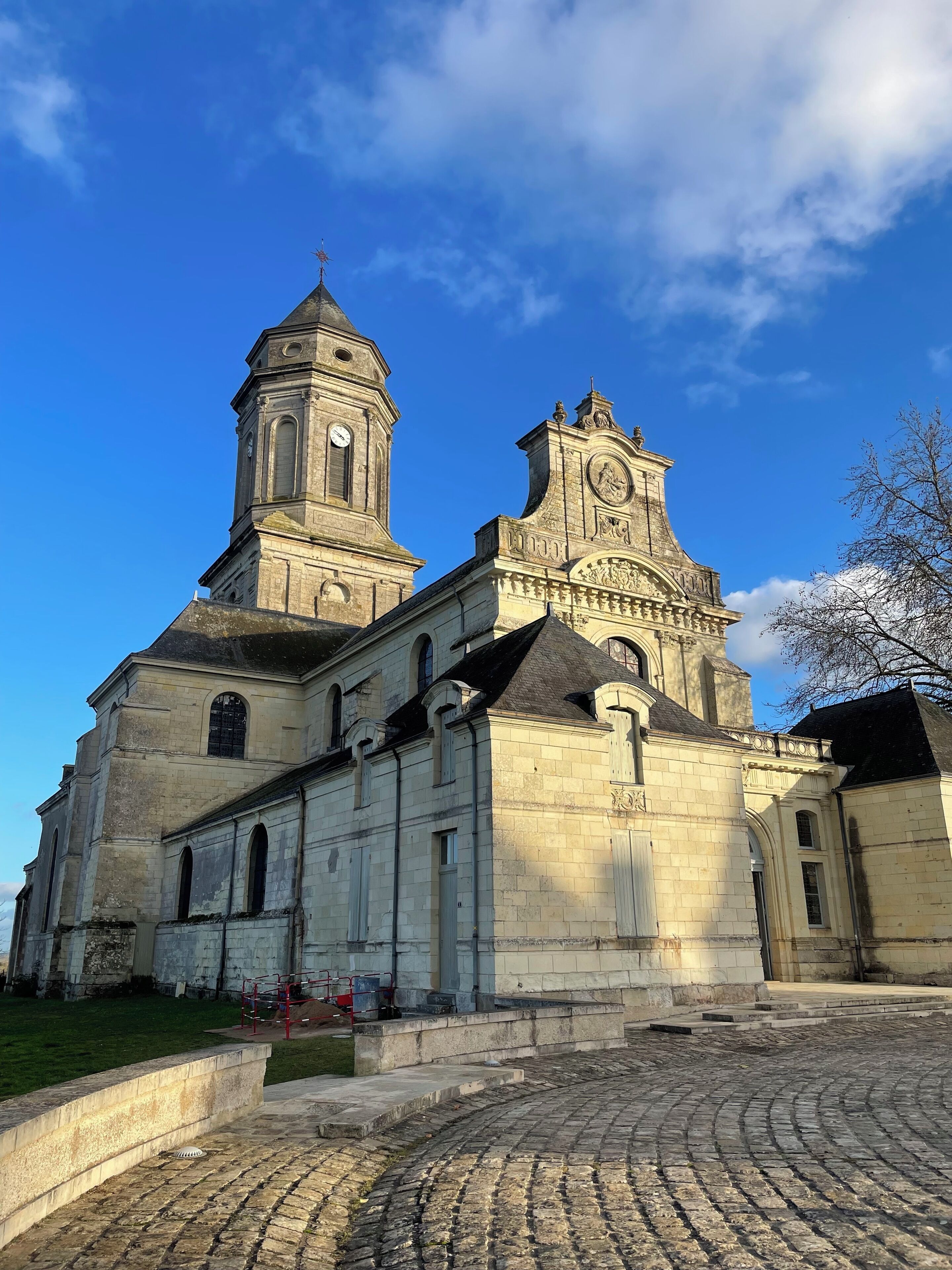 En historisk kyrka med två framträdande torn och ett stort centralt mittskepp.