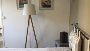 1 dormitorio, tabla de planchar con plancha, wifi y ropa de cama