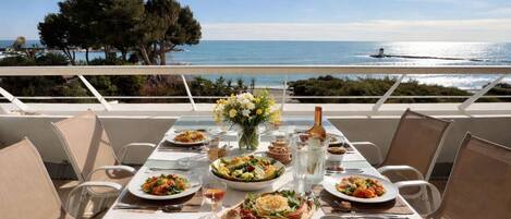 屋外ダイニングエリア