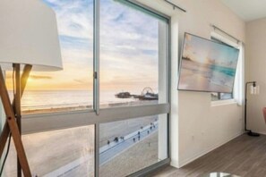 Unclassified image, 5 of 33, button