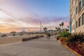 Unclassified image, 3 of 33, button