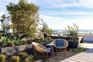 Unclassified image, 2 of 33, button