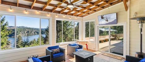 Télévision, cheminée