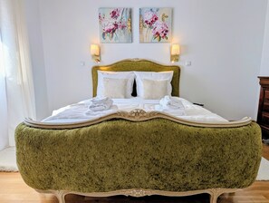 A bed with a green upholstered headboard, white bedding, and two wall-mounted lamps. - 4-star villa with a hot tub (>April 2027) 10 -minute drive from Besançon—garden, terrace, parking (Dannemarie-sur-Crète)