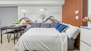 Ein modernes Schlafzimmer mit einem Bett, einem Schreibtisch und einem Stuhl.