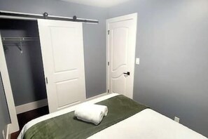 Silitysrauta/-lauta, Wi-Fi, vuodevaatteet