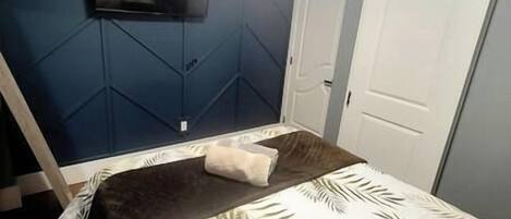 2 bedrooms, iron/ironing board, travel cot, WiFi