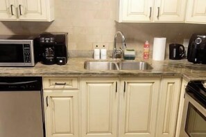 Fridge, microwave, oven, stovetop - Quiant 2 Bedroom Suite (Vancouver)