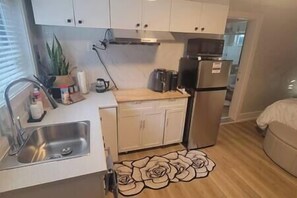 冷蔵庫、電子レンジ、コンロ、コーヒー / ティーメーカー