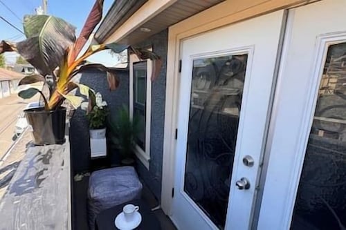 Cozy Laneway House Getaway