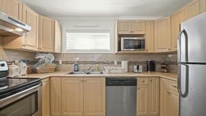 Wasserkocher mit Kaffee-/Teezubehör, Kühlschrank, Mikrowelle, Ofen