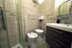 تجهيزات دش، مجففات شعر، مراحيض شطف، مناشف