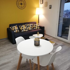 Dining - Cosy studio with balcony - Unobstructed view over the roofs of Dax (Dax)