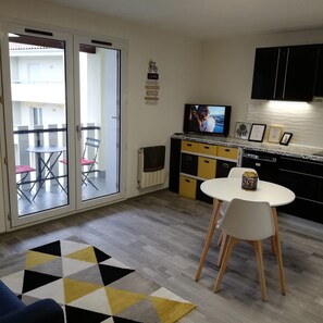 Dining - Cosy studio with balcony - Unobstructed view over the roofs of Dax (Dax)