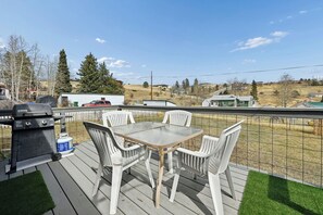 Outdoor dining - Vacation Home in Historic Colorado Mining Town (Cripple Creek)