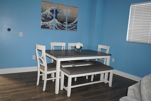 Dining - Beautiful home close to Universal Studios for family or friends! (Glendale)