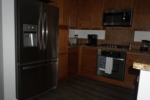 Private kitchen - Beautiful home close to Universal Studios for family or friends! (Glendale)