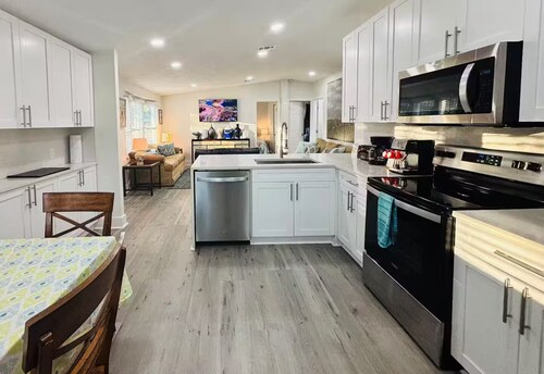 3/2 Beachy Hibiscus Volleyball/Bikes/Firepit/Grill