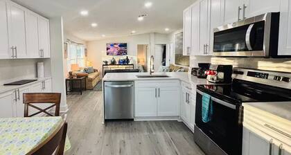 3/2 Beachy Hibiscus Volleyball/Bikes/Firepit/Grill