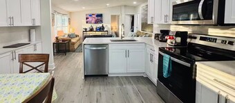 3/2 Beachy Hibiscus Volleyball/Bikes/Firepit/Grill