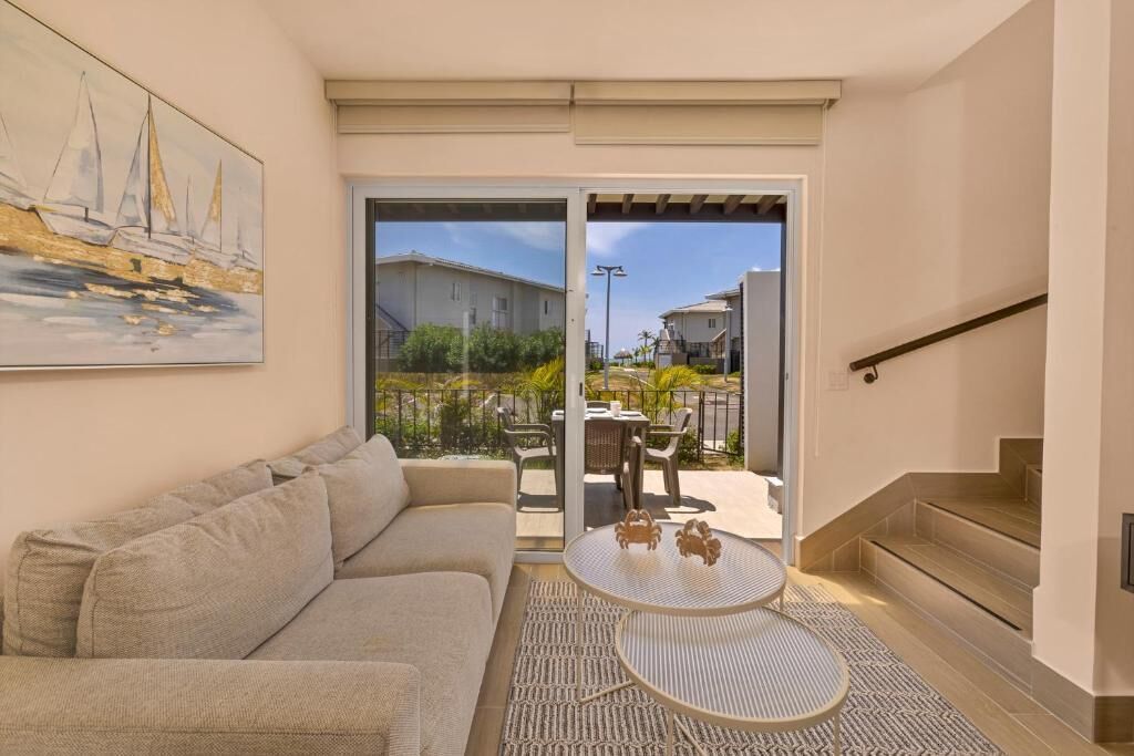 Biệt thự Deluxe, quang cảnh một góc biển | Khu phòng khách | Smart TV 