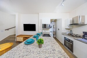 Villa Deluxe, vista parcial al océano | Cocina privada | Cafetera y tetera
