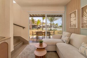 Villa Deluxe, vistas parciales al mar | Zona de estar | Una Smart TV