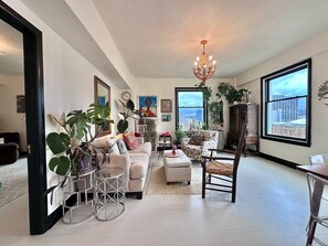 TV - 2-bedroom condo in enchanting San Francisco with views and fitness room (San Francisco)