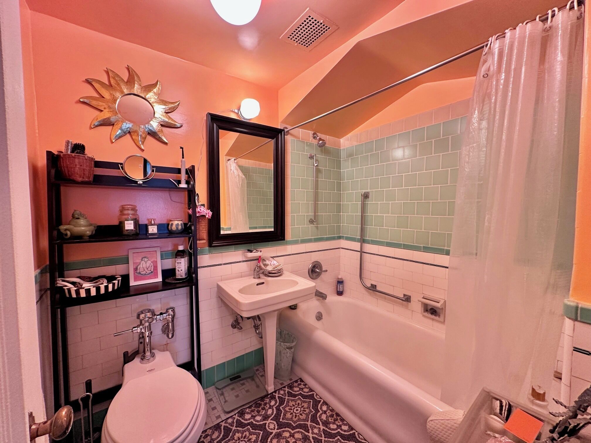 Séchoir à cheveux, serviettes fournies, savon, papier de toilette