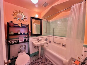 Hair dryer, towels, soap, toilet paper - 2-bedroom condo in enchanting San Francisco with views and fitness room (San Francisco)