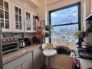 Oven, stovetop - 2-bedroom condo in enchanting San Francisco with views and fitness room (San Francisco)