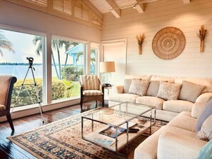 Living area - Lagoon Sunsets/Dock Fishing/Kayak/Beach/Bike/Court (Jensen Beach)