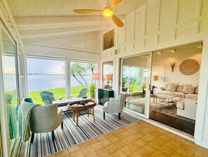 Living area - Lagoon Sunsets/Dock Fishing/Kayak/Beach/Bike/Court (Jensen Beach)