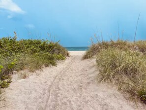 Beach - What a View! Pelican Yacht Club/BikeWalk to Beach! (Fort Pierce)