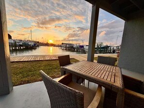 Outdoor dining - What a View! Pelican Yacht Club/BikeWalk to Beach! (Fort Pierce)