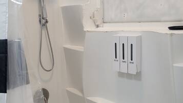 Haartrockner, Handtücher, Seife, Toilettenpapier