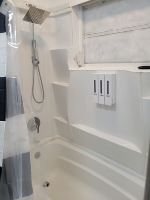 Sèche-cheveux, serviettes fournies, savon, papier toilette
