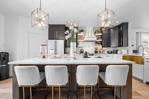 Spacious 5-bedroom house in serene Fort Worth with Poolside Luxe Escape