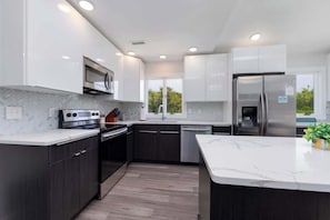 Réfrigérateur, four à micro-ondes, un four, surface de cuisson