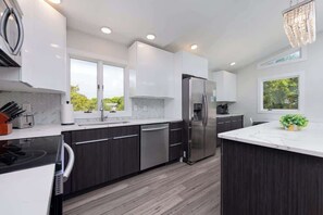 Fridge, microwave, oven, stovetop - Walk to Beach Enjoy Southern Shores Pickle Ball (Southern Shores)