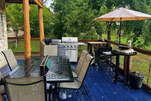 Outdoor dining - Sleeps 25, 5 Homes, Fire Pit, Spring Fed Waterfront (Ingram)