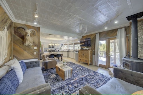 Smart TV. Sleeps 25, 5 Homes, Fire Pit, Spring Fed Waterfront