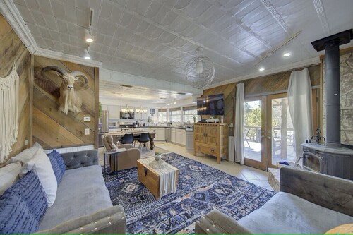 Sleeps 25, 5 Homes, Fire Pit, Spring Fed Waterfront