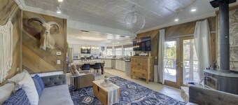 Sleeps 25, 5 Homes, Fire Pit, Spring Fed Waterfront