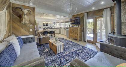 Sleeps 25, 5 Homes, Fire Pit, Spring Fed Waterfront