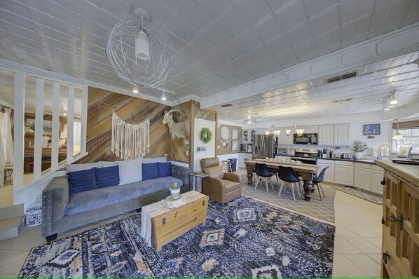 Smart TV - Sleeps 25, 5 Homes, Fire Pit, Spring Fed Waterfront (Ingram)