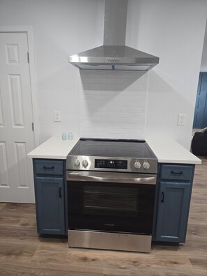 Microwave, oven, stovetop, dishwasher - 3-bedroom house in superb Wichita Falls walking distance to wichita lake (Wichita Falls)