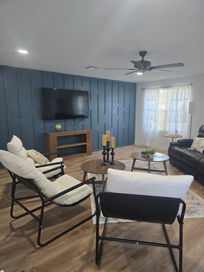 TV - 3-bedroom house in superb Wichita Falls walking distance to wichita lake (Wichita Falls)