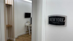 A door with a sign that reads "NEW YORK EmySuites". - Emy Suites (Civitavecchia)